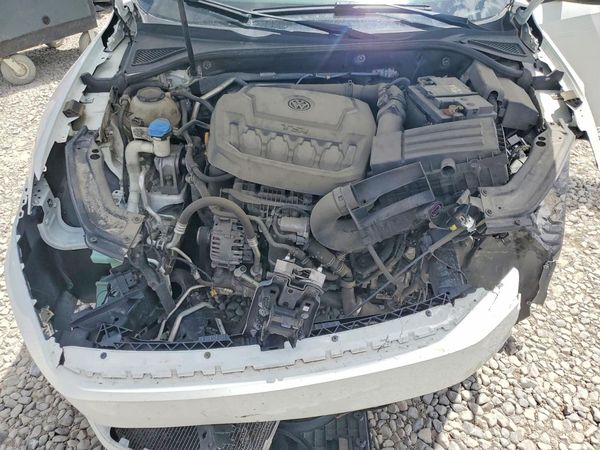 2019 VOLKSWAGEN PASSAT Wolfsburg — Engine bay