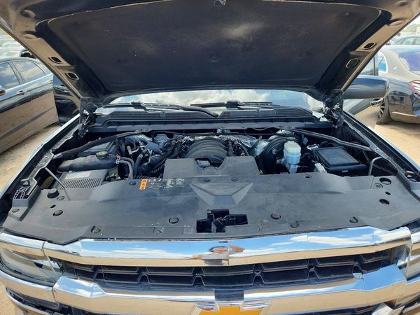 2018 CHEVROLET SILVERADO LT — Engine bay