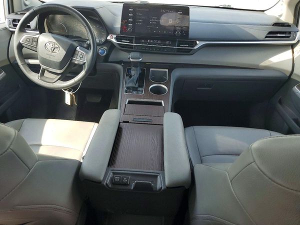 2021 TOYOTA SIENNA XLE Plus Package