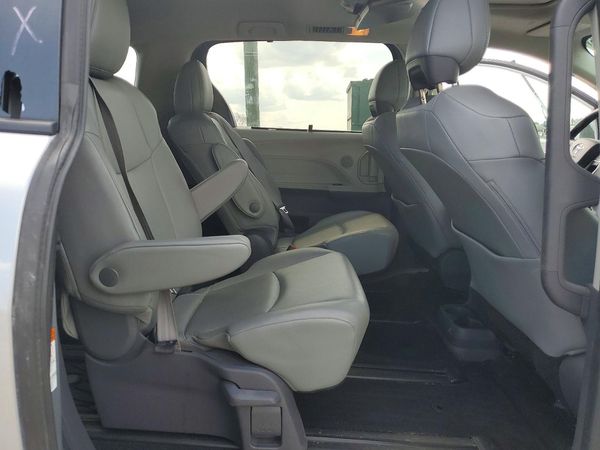 2021 TOYOTA SIENNA XLE Plus Package