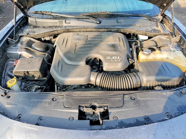 2018 DODGE CHARGER SXT Plus — Engine bay