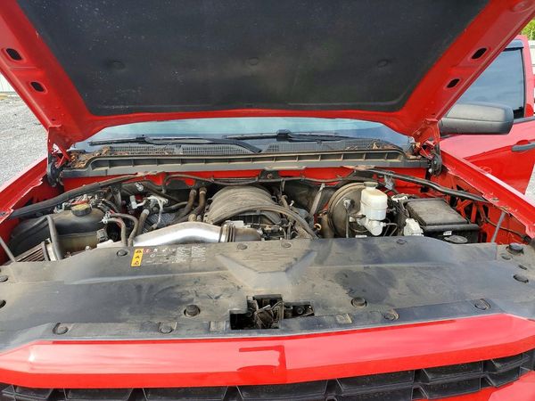 2019 CHEVROLET SILVERADO Custom — Engine bay