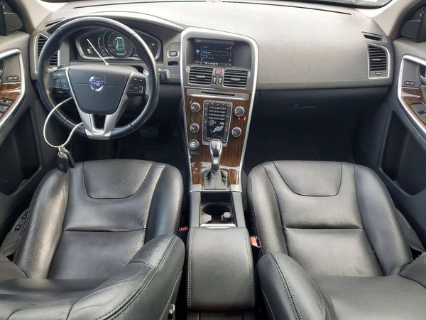 2015 VOLVO XC60 Premier (non R design)