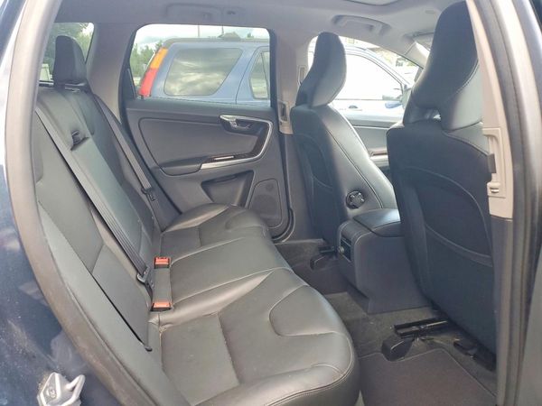 2015 VOLVO XC60 Premier (non R design)