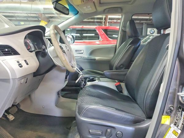 2012 TOYOTA SIENNA