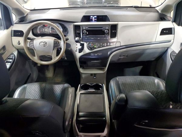 2012 TOYOTA SIENNA