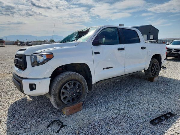 2017 TOYOTA TUNDRA SR5/TRD Pro — Front 3/4