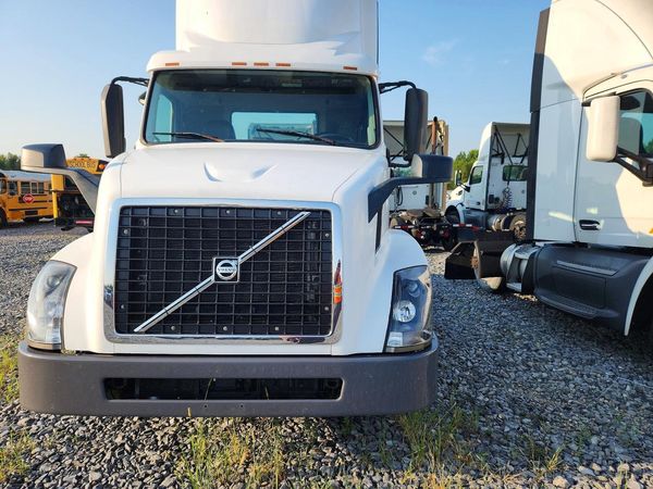 2017 VOLVO VN