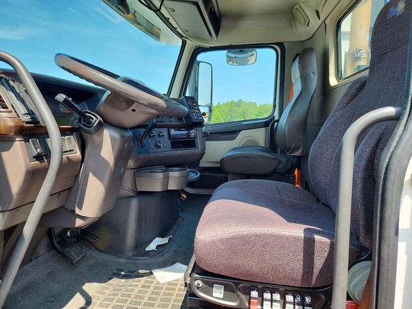 2017 VOLVO VN