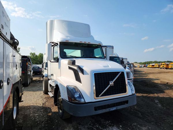 2016 VOLVO VN