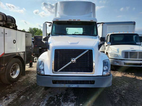 2016 VOLVO VN