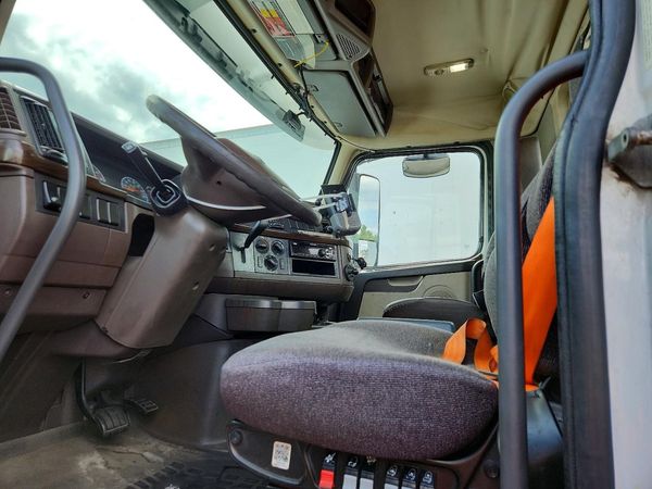 2016 VOLVO VN
