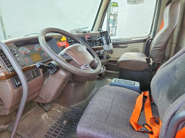 2016 VOLVO VN
