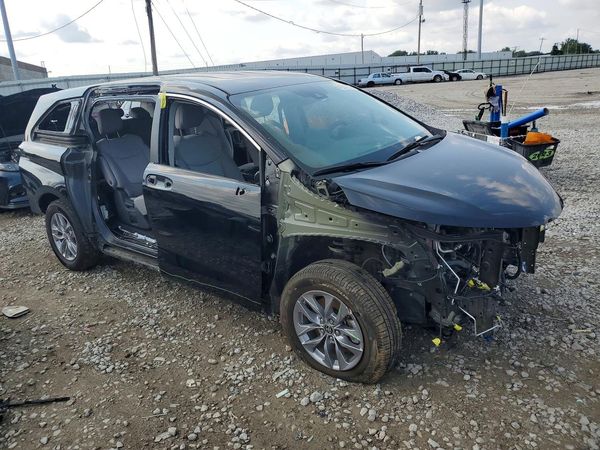 2022 TOYOTA SIENNA LE