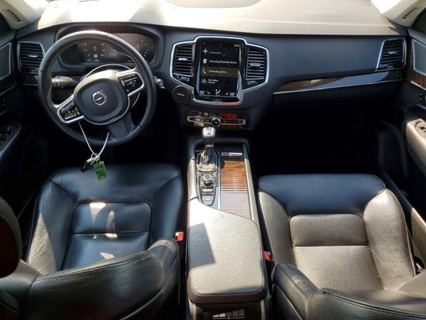 2017 VOLVO XC90 Momentum