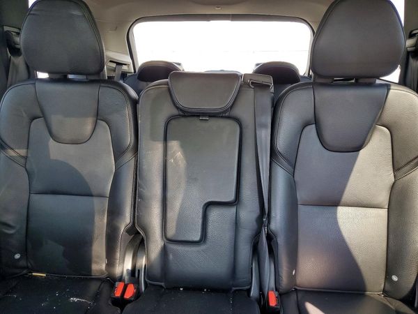 2017 VOLVO XC90 Momentum