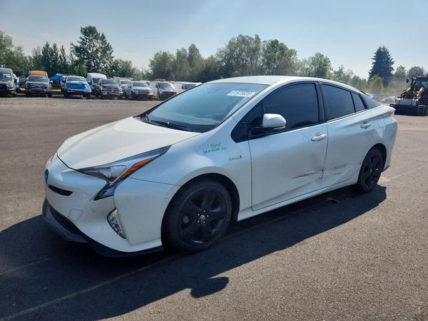 2017 TOYOTA PRIUS — Front 3/4