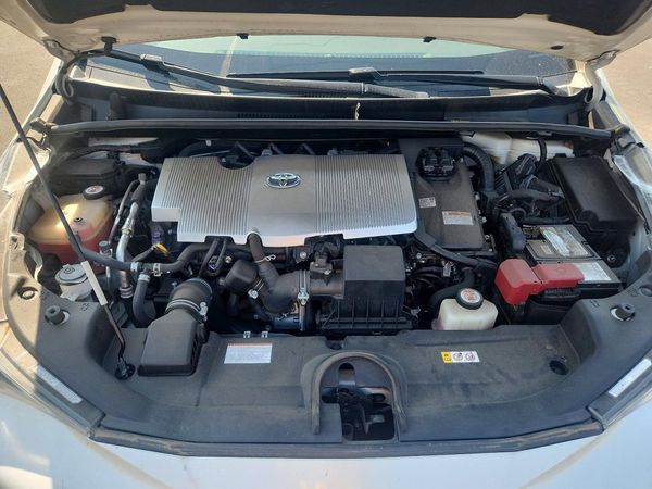 2017 TOYOTA PRIUS — Engine bay