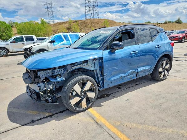 2023 VOLVO XC40