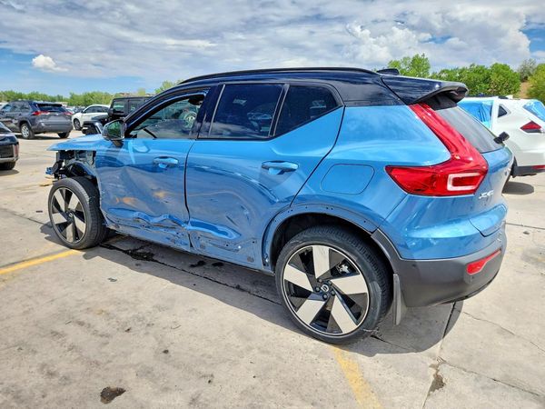 2023 VOLVO XC40 Ultimate Dark