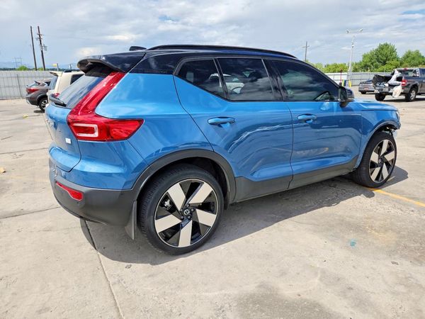 2023 VOLVO XC40 Ultimate Dark