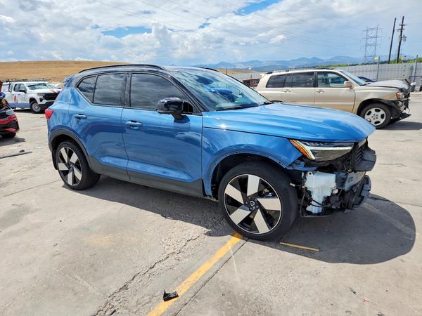 2023 VOLVO XC40 Ultimate Dark