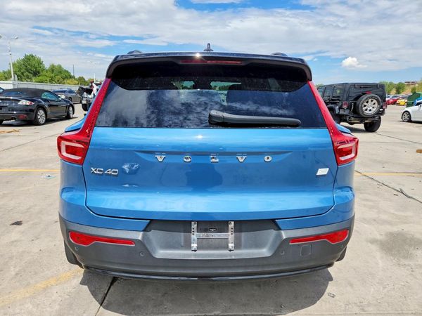 2023 VOLVO XC40 Ultimate Dark