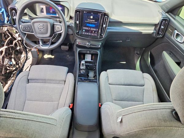 2023 VOLVO XC40 Ultimate Dark