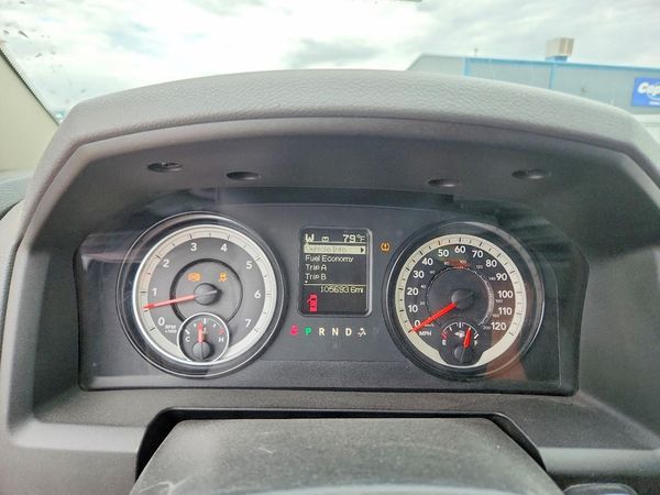 2015 RAM 1500 SLT CREW CAB 4X4
