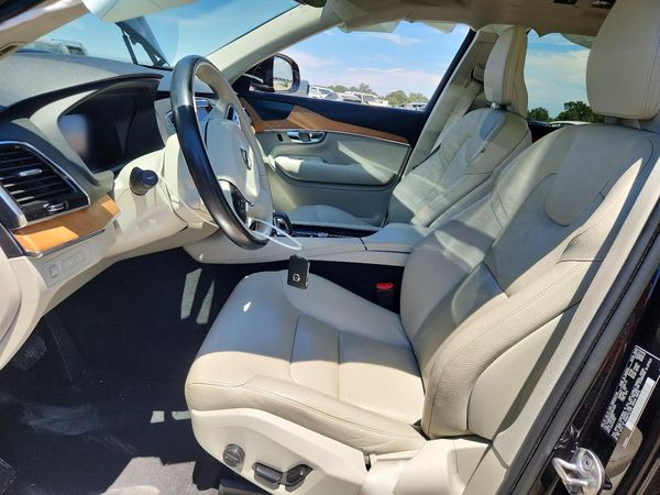 2022 VOLVO XC90