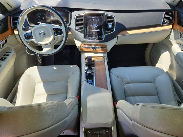 2022 VOLVO XC90