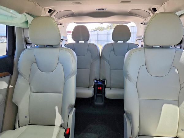 2022 VOLVO XC90