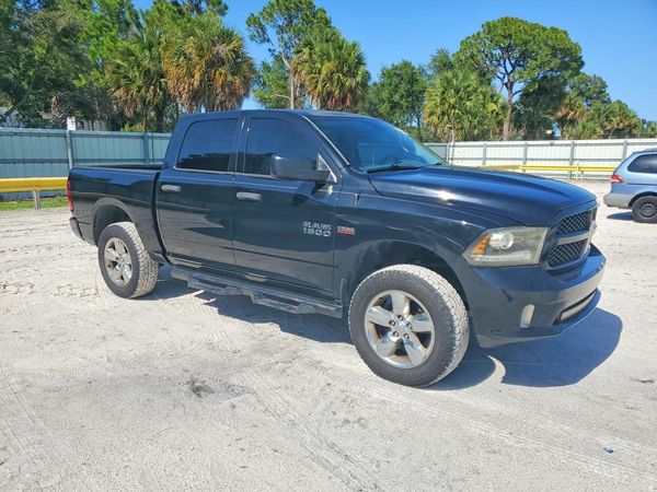 2015 RAM 1500 ST CREW CAB 4X2