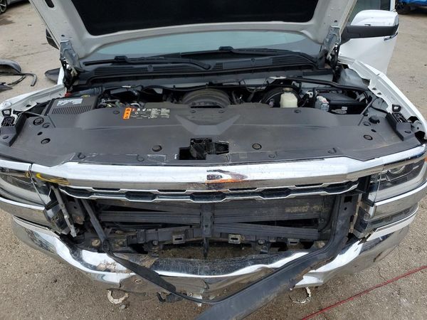 2018 CHEVROLET SILVERADO LTZ — Engine bay