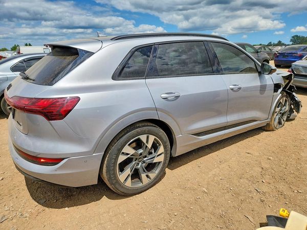 2022 AUDI E-TRON quattro Premium