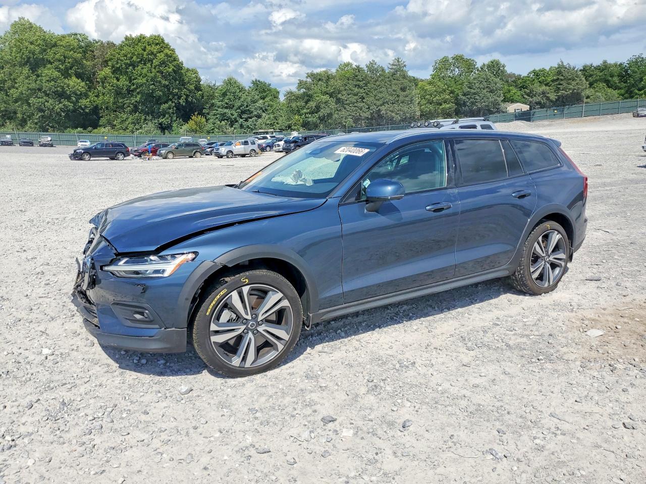 2025 VOLVO V60 CROSS COUNTRY Plus
