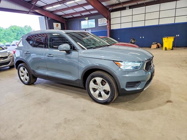 2020 VOLVO XC40 Momentum — Passenger 3/4