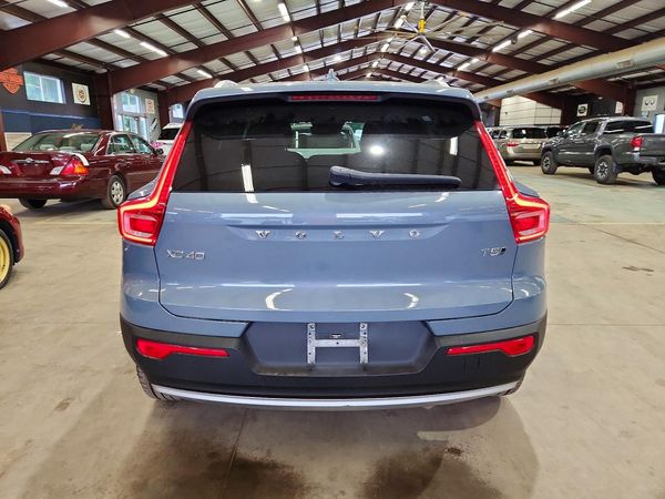 2020 VOLVO XC40 Momentum — DIRR