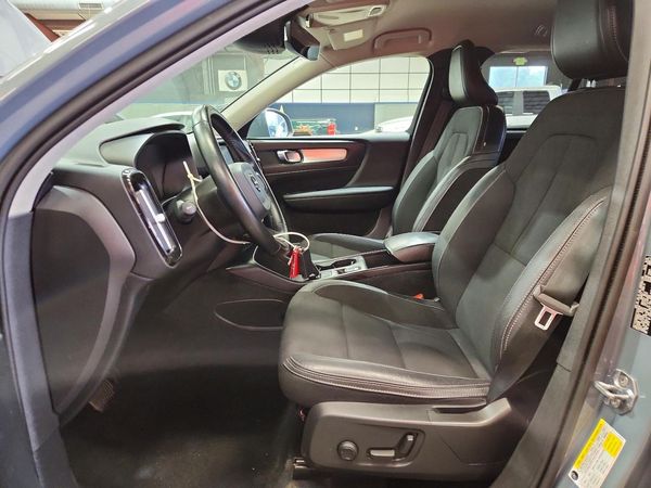 2020 VOLVO XC40 Momentum — DENT