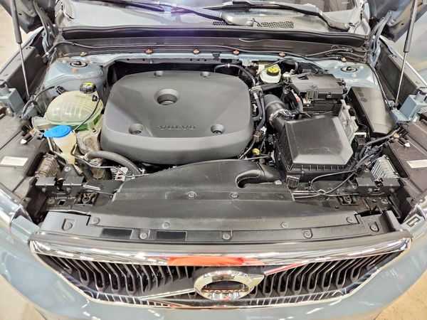 2020 VOLVO XC40 Momentum — Engine bay