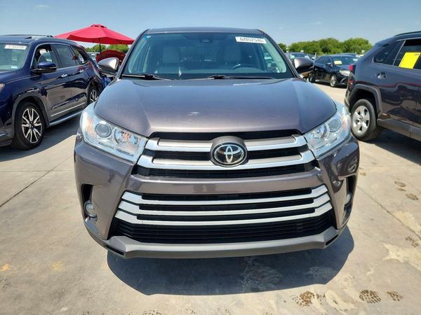 2019 TOYOTA HIGHLANDER LE/LE Plus