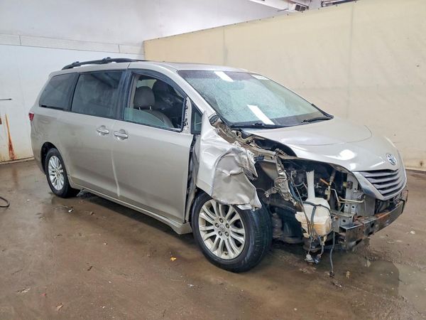 2015 TOYOTA SIENNA
