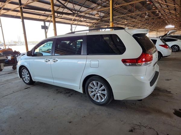2014 TOYOTA SIENNA