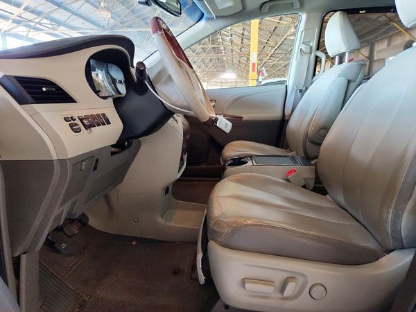 2014 TOYOTA SIENNA
