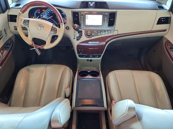 2014 TOYOTA SIENNA