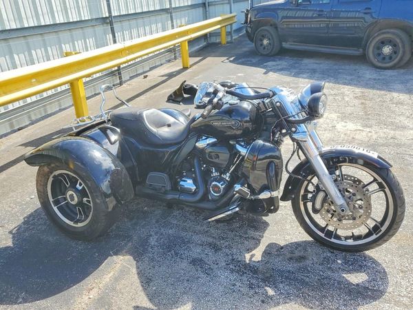 2017 HARLEY-DAVIDSON FL
