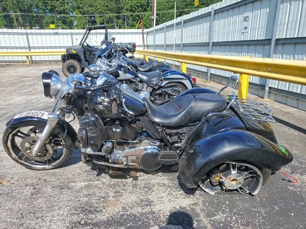 2017 HARLEY-DAVIDSON FL