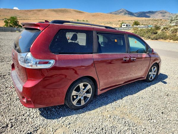 2019 TOYOTA SIENNA SE/SE Premium