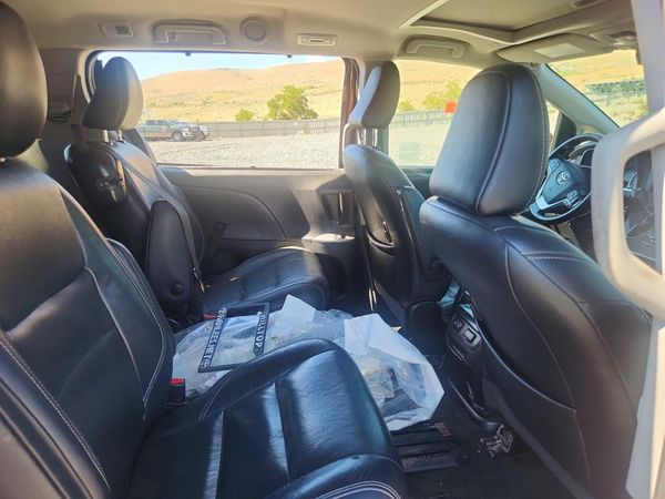 2019 TOYOTA SIENNA SE/SE Premium