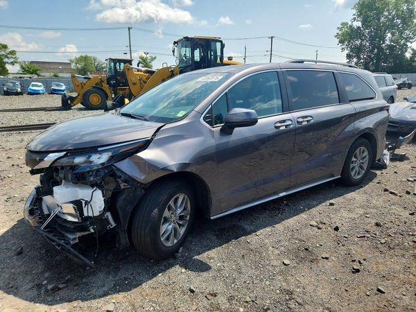2024 TOYOTA SIENNA XLE